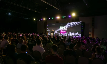 Plenária lotada com telão do DNA